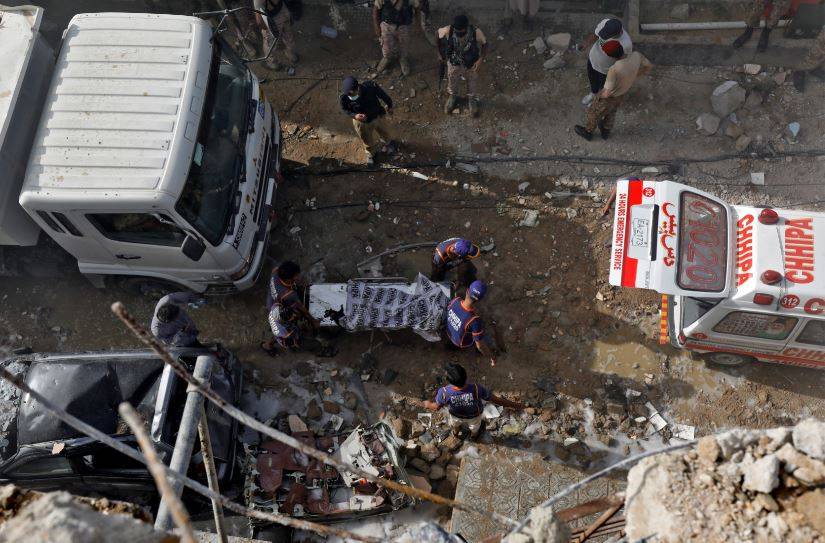 Un avión con 107 personas a bordo se estrella en Pakistán