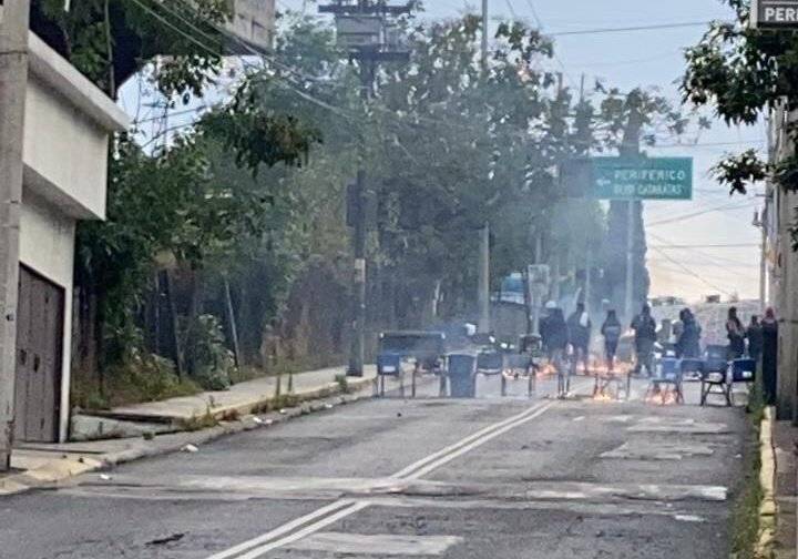 Encapuchados lanzan bombas molotov en el CCH Sur