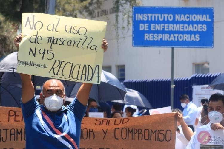 Protesta personal médico fuera del INER; piden equipo para atender Covid-19