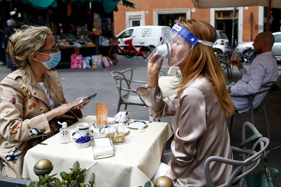 Roma establece multas de hasta 500 euros a quien tire mascarillas en vía pública