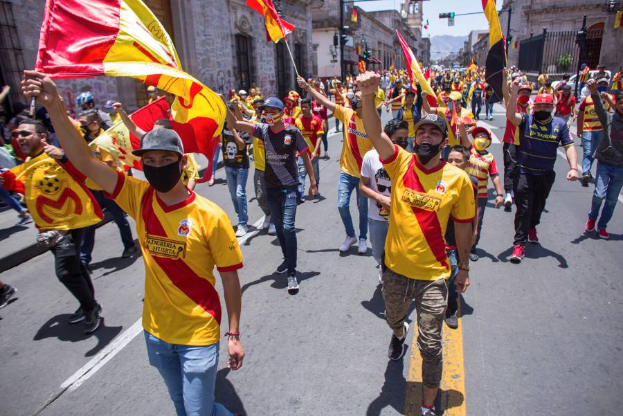 Afición de Monarcas olvida Covid-19 por defender equipo