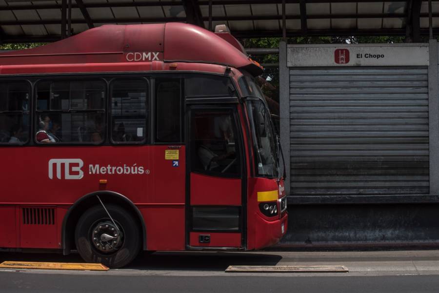 Metrobús dosifica acceso a usuarios