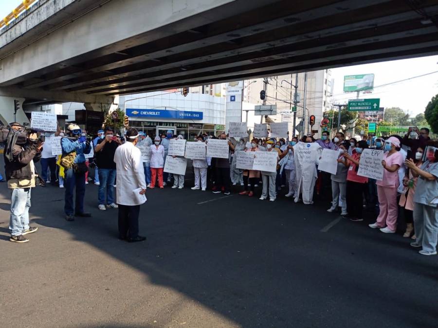 Para exigir insumos, personal médico bloquea Avenida Universidad