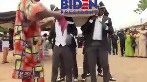 Se burla Donald Trump de Joe Biden con un video de sepultureros africanos