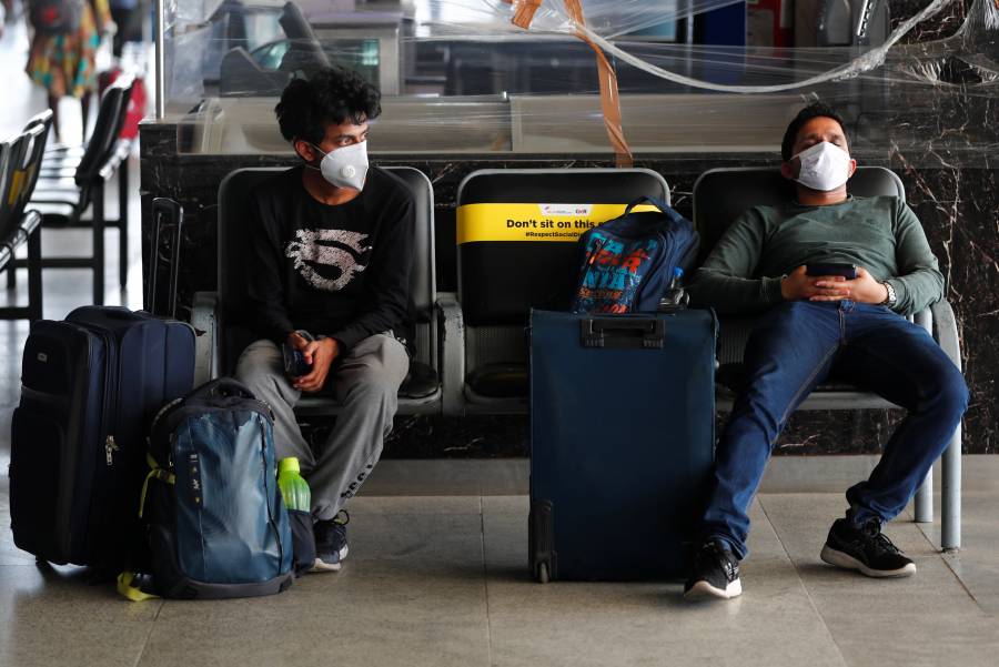 En pico de contagios, India  reanuda vuelos internos
