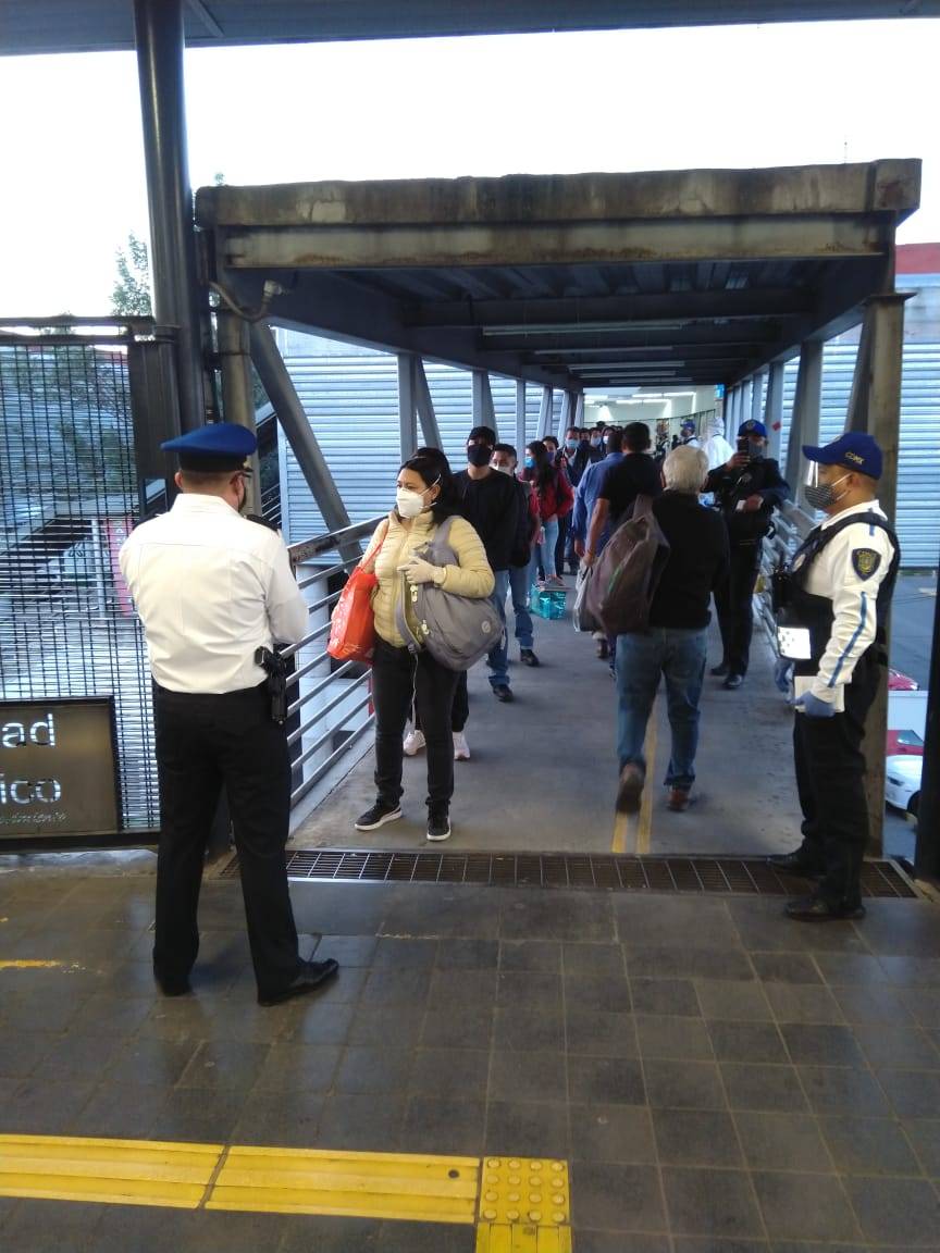 Usuarios de Metrobús acatan nuevas medidas