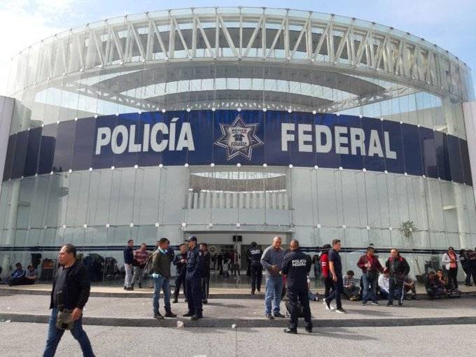 Policías Federales se manifiestan exigiendo liquidación y adeudos