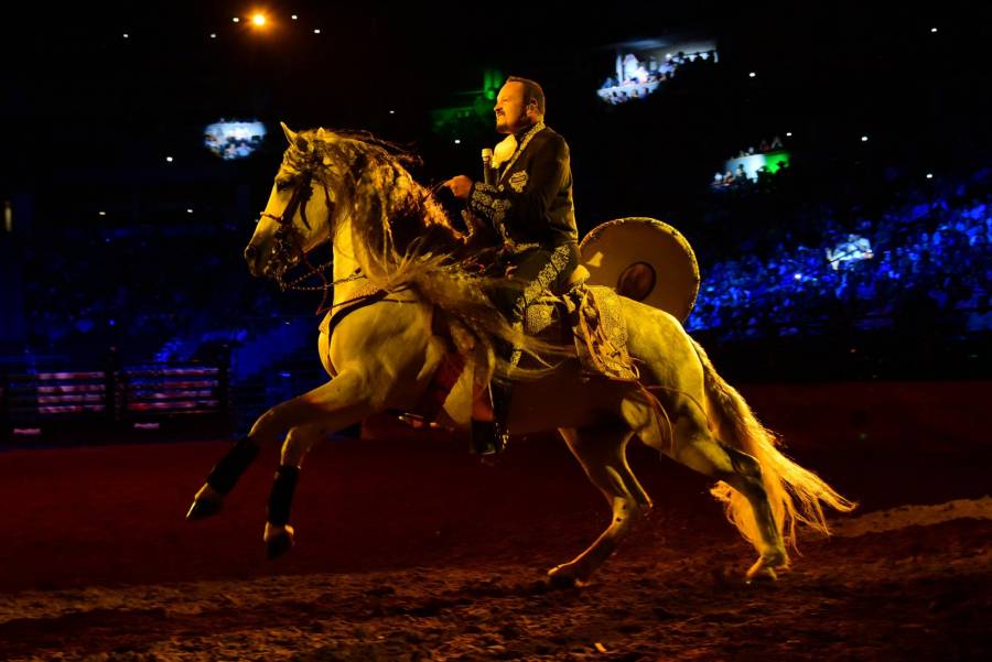 Pepe Aguilar interpreta 