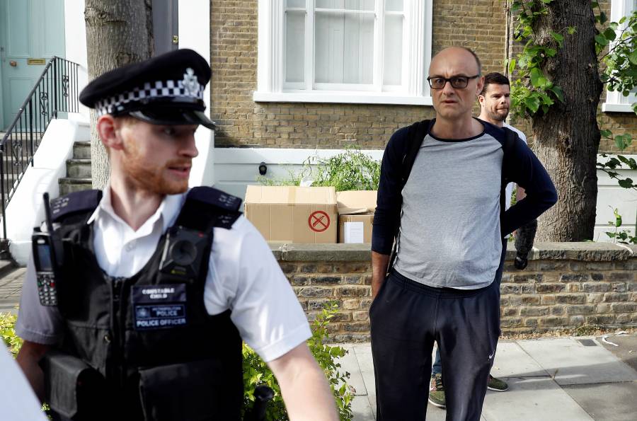 Dimite asesor de Johnson  “que violó la cuarentena”