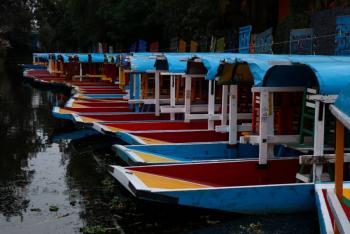 Encuentran a hombre muerto en trajineras de Xochimilco