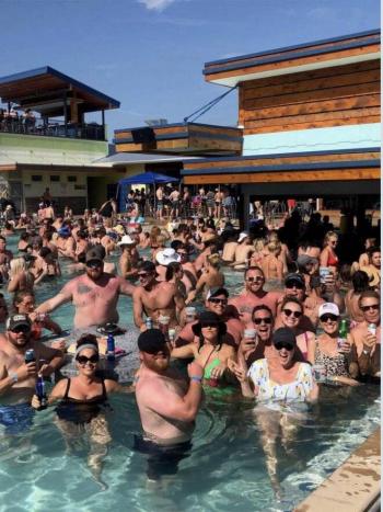 Pero miles asisten a una  pool party… en Missouri
