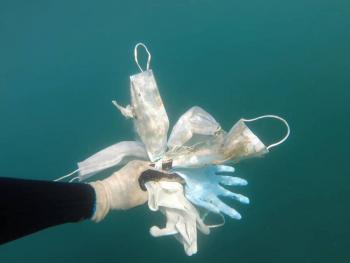 Cubrebocas y guantes se convierten en basura en el Mar Mediterraneo por Covid-19