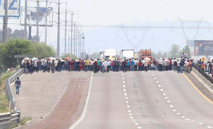 Pobladores de Coronango bloquean autopista México-Puebla