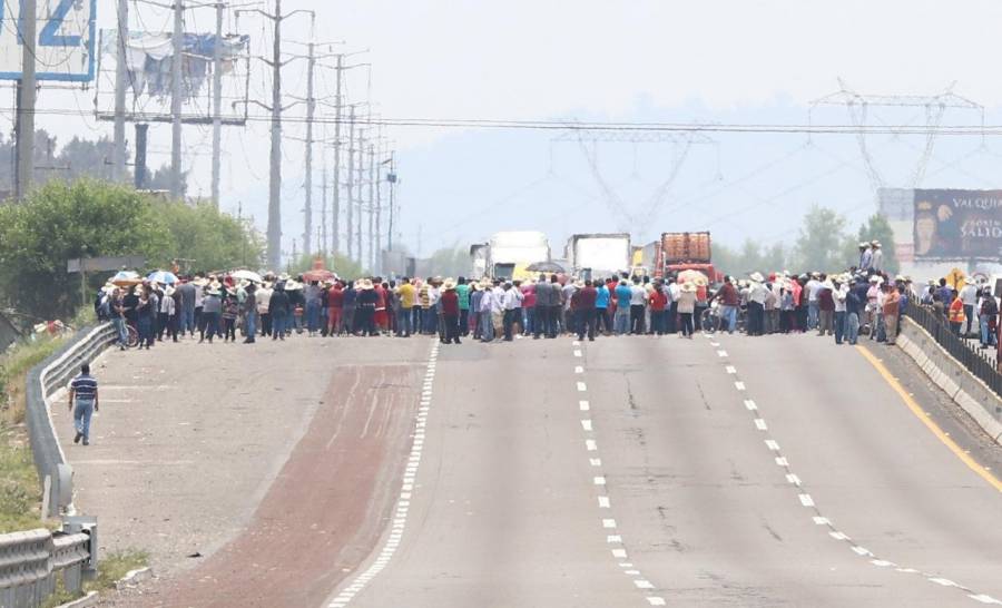 Pobladores de Coronango bloquean autopista M&eacute;xico-Puebla