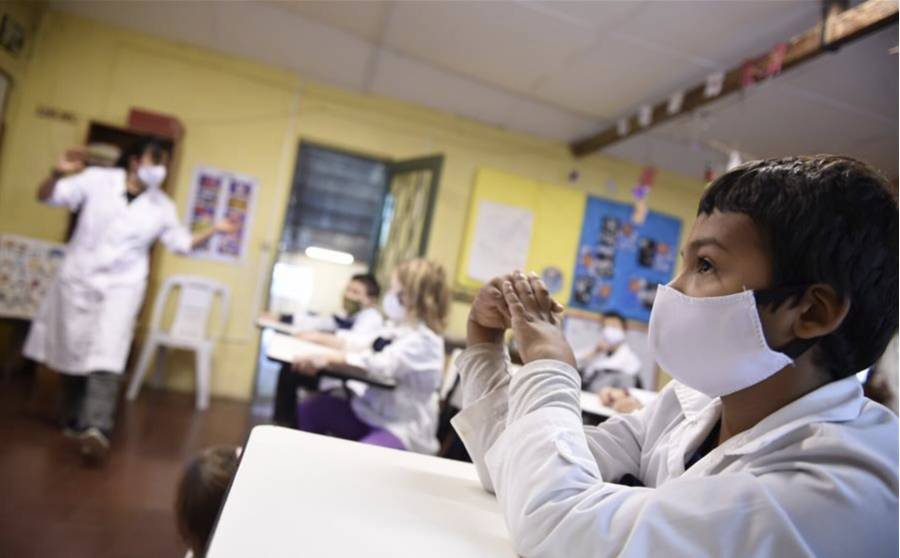 Uruguay regresa a clases 2  días a la semana por 3 horas