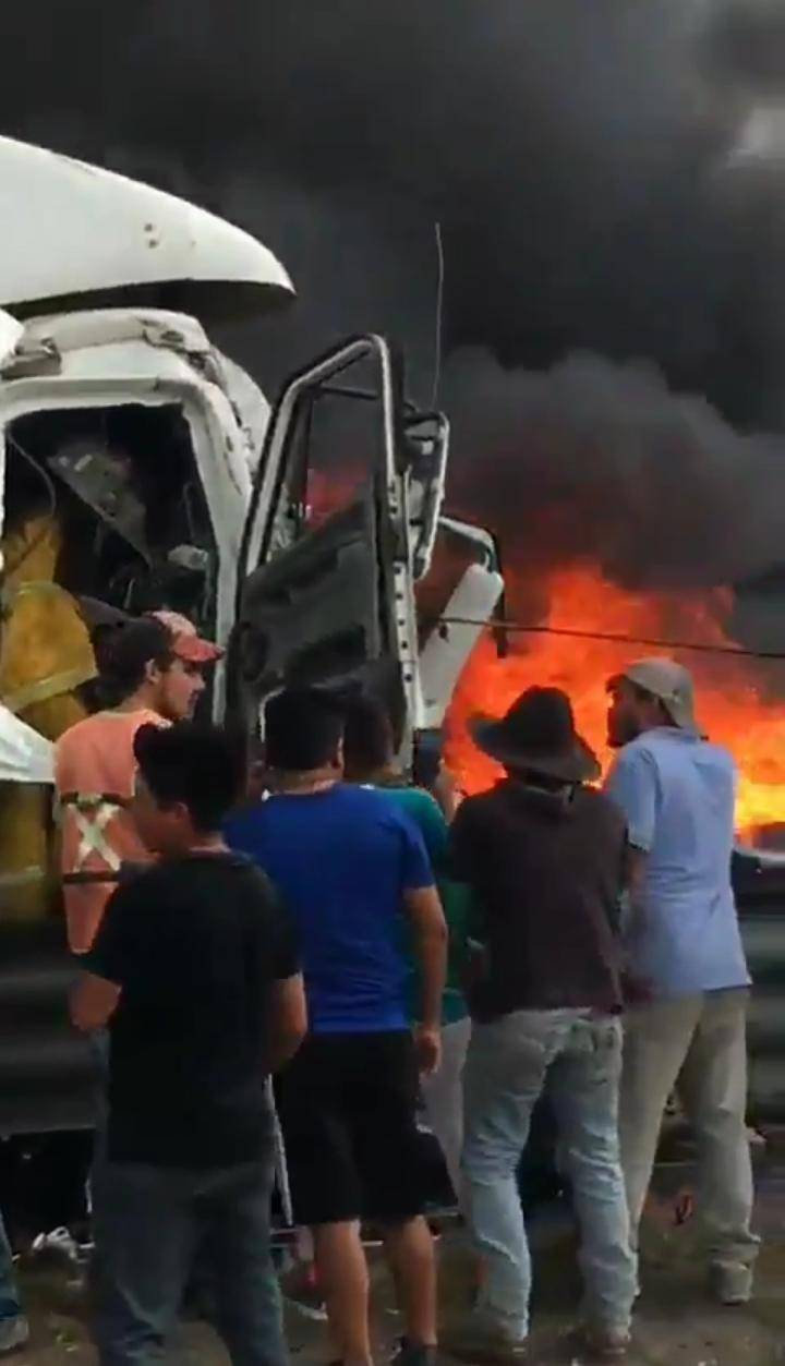 Accidente en la México-Querétaro provoca incendio