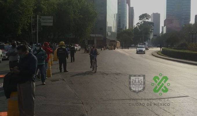 Marchan taxistas sobre Reforma hacia la Secretaría de Bienestar