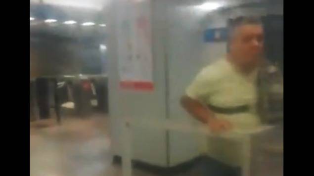 Escupen a taquillera del Metro