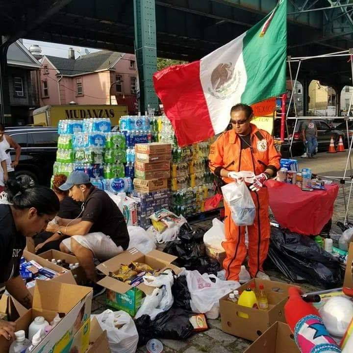 Topos ‘rescatan’ con despensas a migrantes 