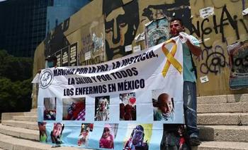 Pap&aacute;s de ni&ntilde;os con c&aacute;ncer inician huelga de hambre