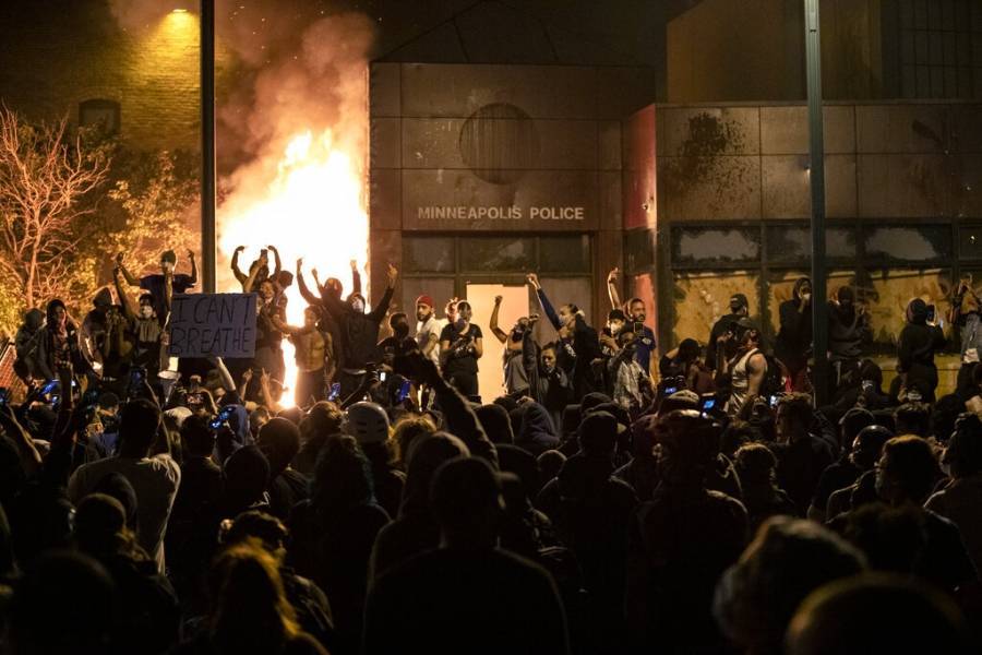 Declaran toque de queda en Minneapolis