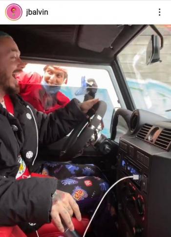 J Balvin sorprende a limpiaparabrisas
