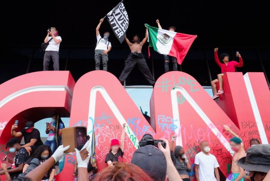 Manifestantes causan daños en instalaciones de CNN durante protestas por fallecimiento de George Floyd