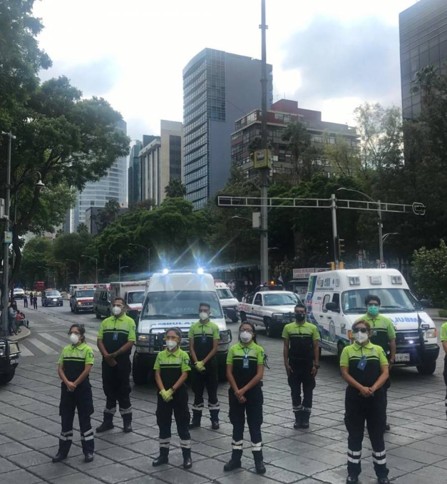 Paramédicos homenajean a compañeros muertos por Covid con caravana