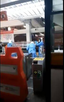 Retiran a usuario del Metro Observatorio en cápsula para Covid-19