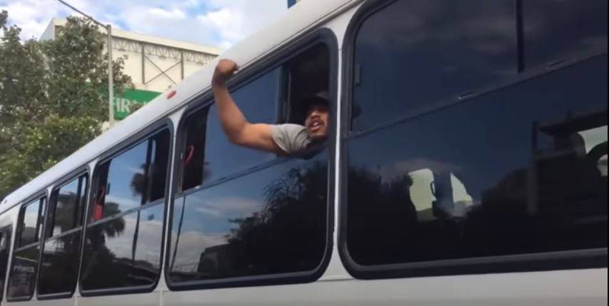 “Los obreros movemos a M&eacute;xico”, grita hombre a protesta Anti-AMLO