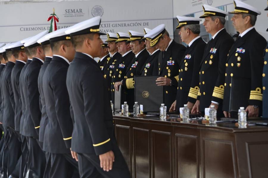 AMLO conmemora a personal hospitalario de la Marina con ascensos
