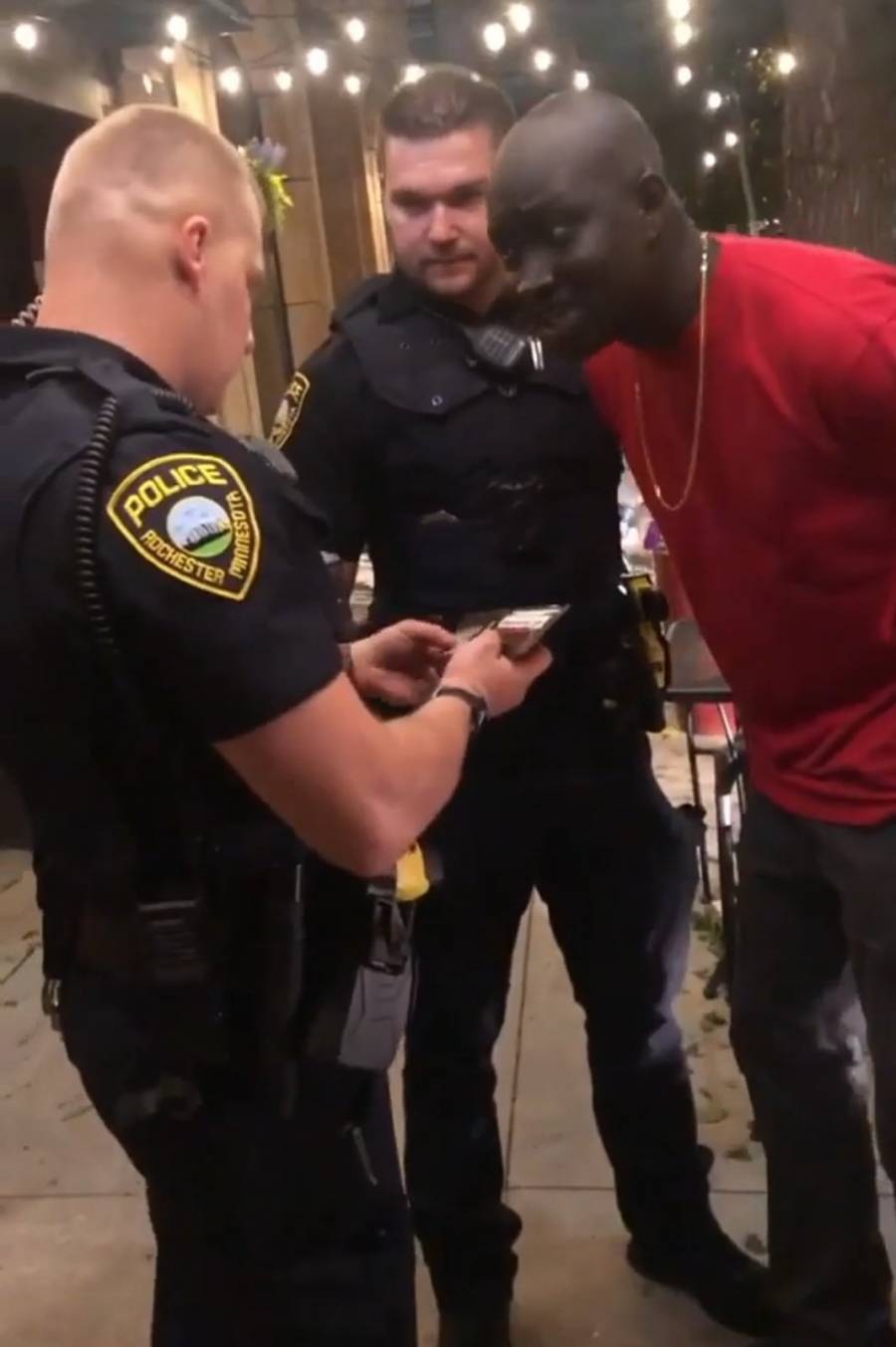 Video: policías detienen a agente afroamericano del FBI durante manifestaciones