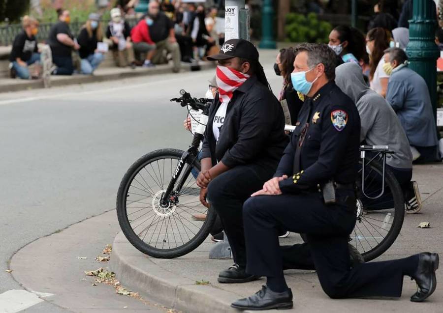 Policías se solidarizan con manifestantes y se arrodillan ante ellos en Estados Unidos