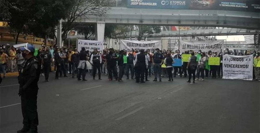 Bloquean accesos a Terminal 1 sindicalizados del Aeropuerto CDMX