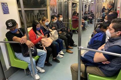 Lanzan campaña para no hablar en el Metro