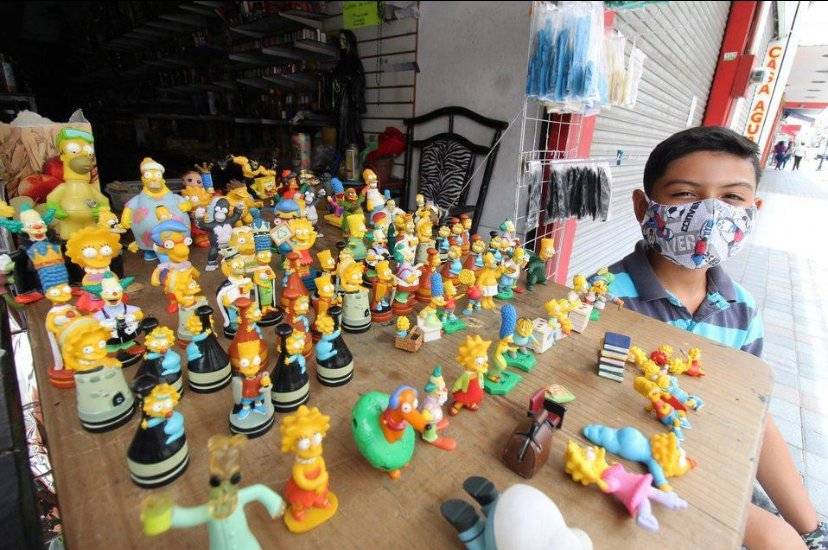 Niño tamaulipeco vende su colección de los Simpson para ayudar a su familia