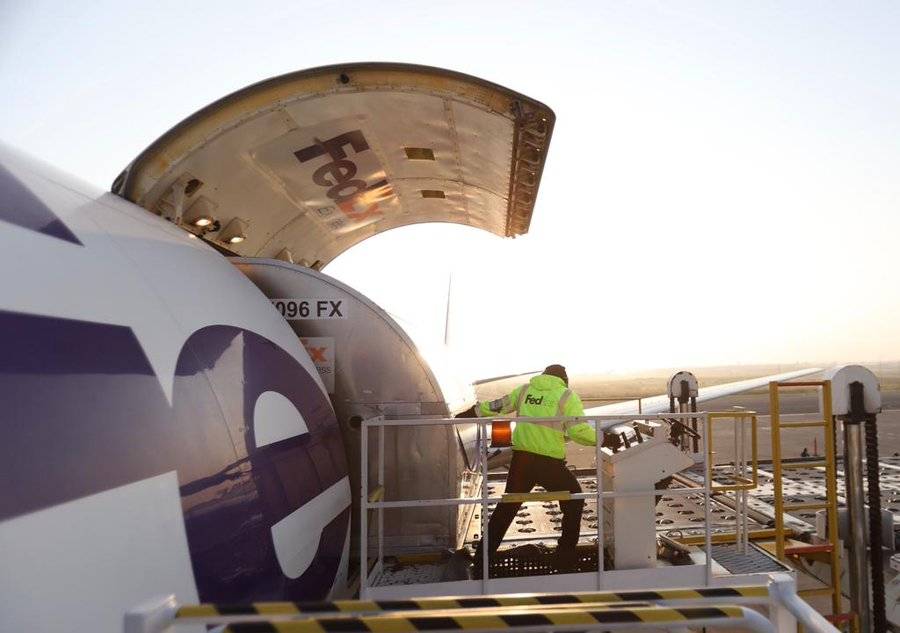 México recibe quinto vuelo con ventiladores de Estados Unidos