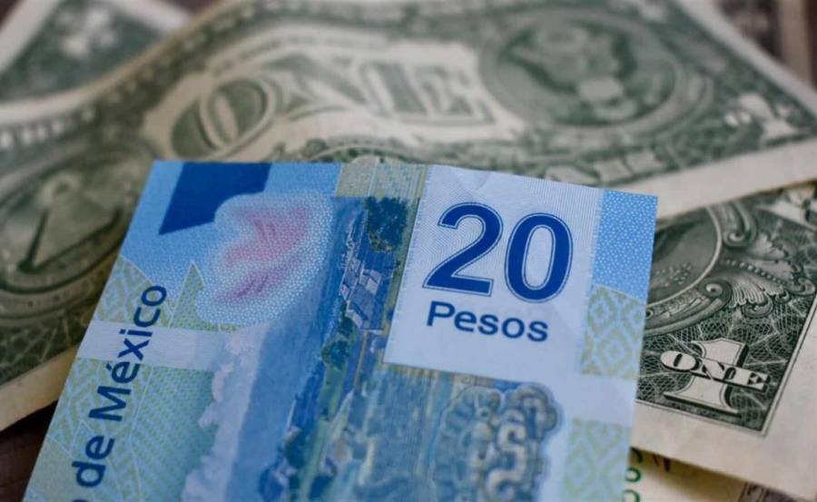 Peso cotiza por debajo de la barrera de los 22 por dólar