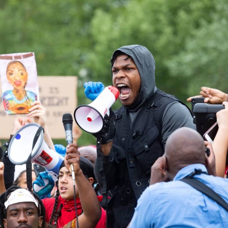 John Boyega se une a las manifestaciones por la muerte de George Floyd