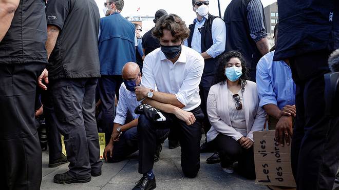Justin Trudeau se arrodilla en protesta antirracismo afuera del Parlamento de Canada