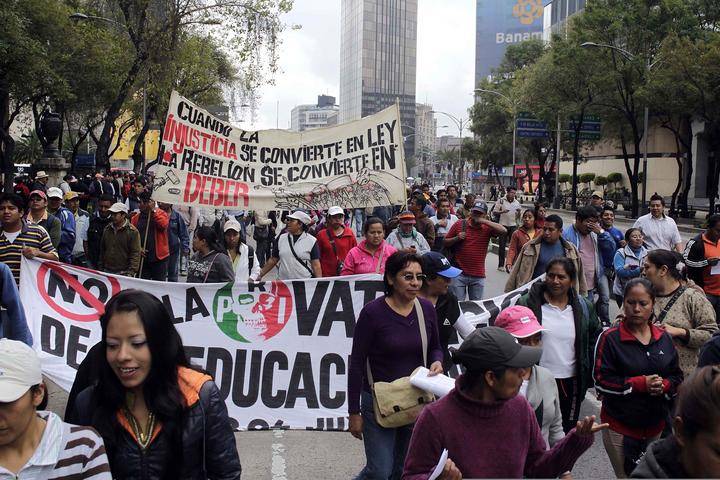 Manifestantes de la CNTE bloquean Paseo de la Reforma