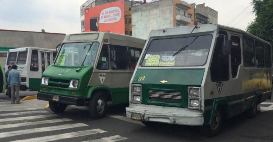 Bonos de gasolina son entregados a choferes de transporte público como apoyo por Covid-19