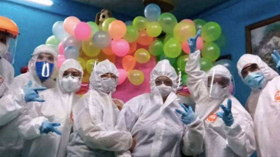 Personal médico celebra fiesta con equipo donado para combatir Covid-19