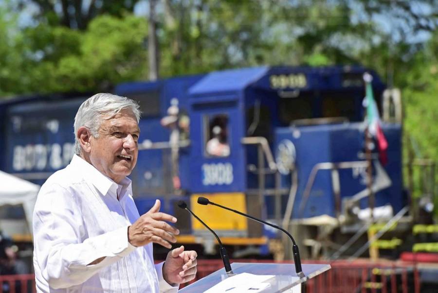 AMLO supervisa rehabilitación de vías de corredor interoceánico