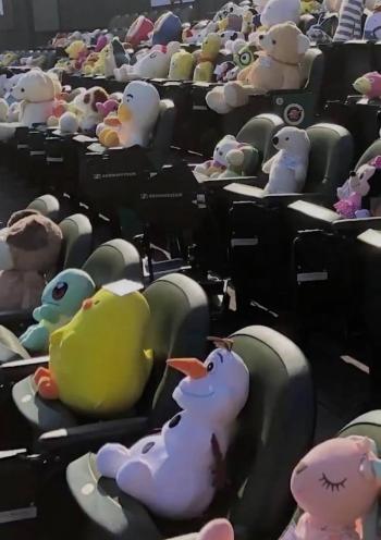 Ante falta de afici&oacute;n, peluches observan los partidos de b&eacute;isbol