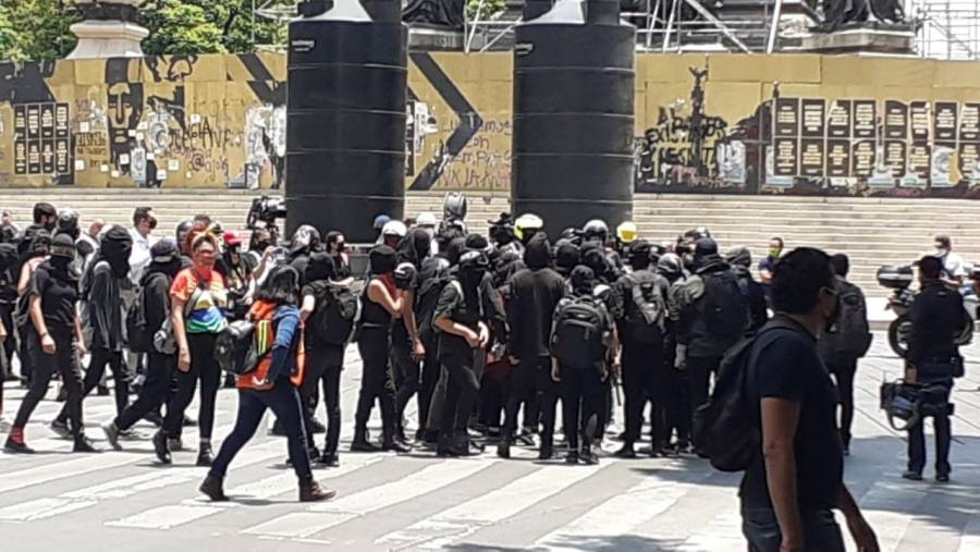 Feministas marchan del Reforma al Zócalo capitalino