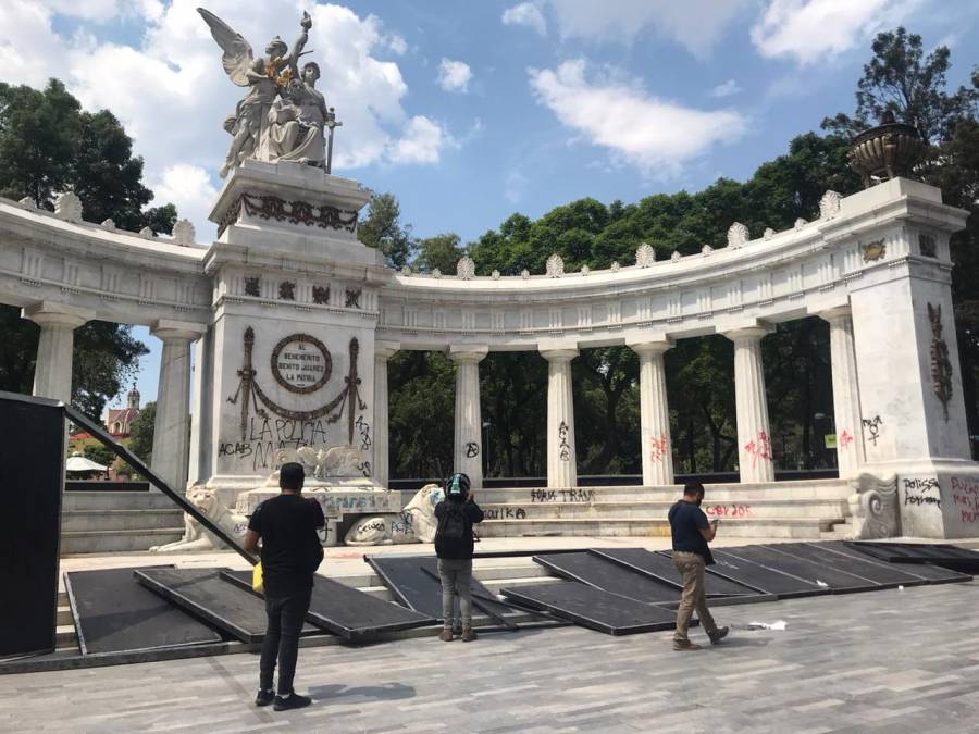 Manifestantes dañan el Hemiciclo a Juárez