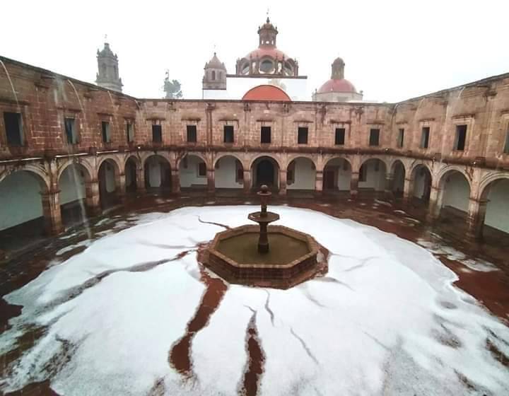 Morelia se pinta de blanco por lluvia y granizo