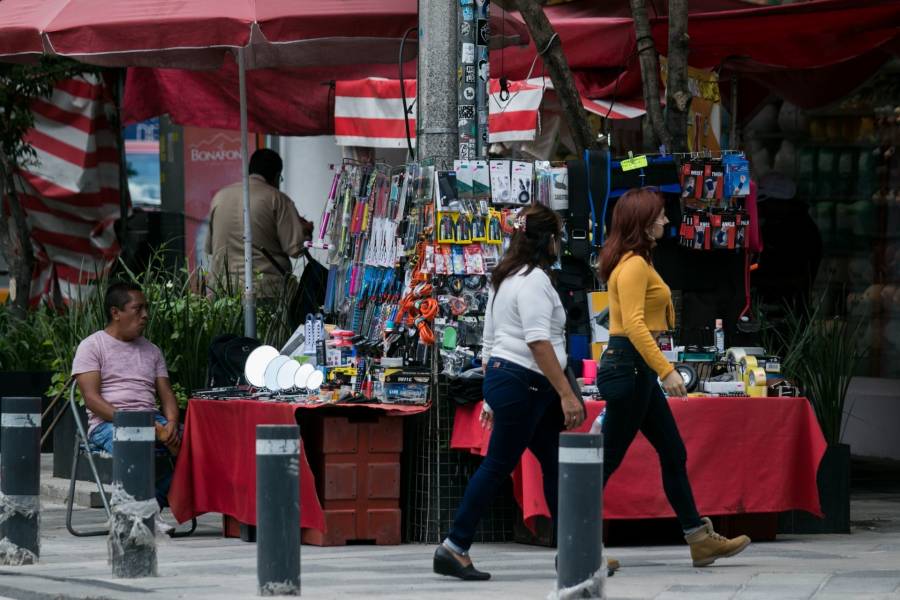 Pese a restricciones, comercios y puestos callejeros reabren en la CDMX