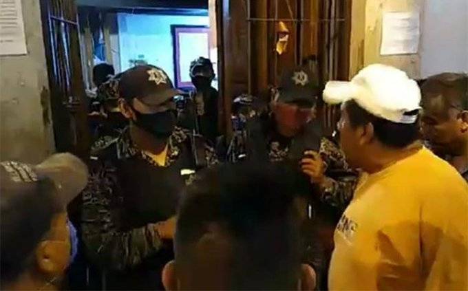Otro enfrentamiento, ahora entre ambulantes y policía en Puebla